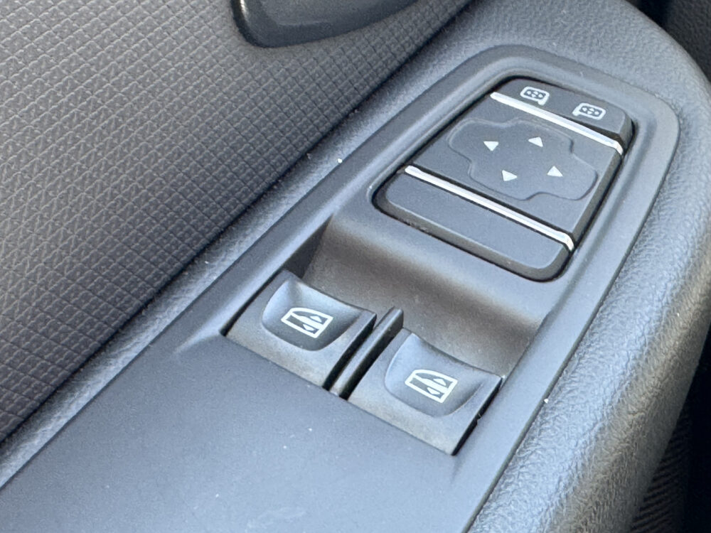 Renault Clio Estate 0.9 TCe Limited // NAP PAS! // NAVI // PDC // AIRCO // CRUISE // BLUETOOTH // 26