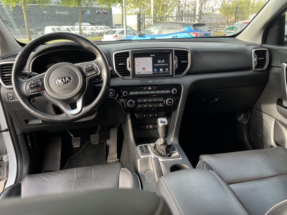 Kia Sportage 1.6 GDI Design Edition // LED // JBL AUDIO // KEYLESS // LEDER+ELEK. STOEL // NAVI+CARPLAY // CAMERA // STUUR+STOELVERWARMING // 17