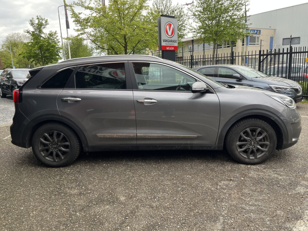 Kia Niro 1.6 GDi PHEV DynamicPlusLine // ADAPT. CRUISE // HALF LEDER // DODEHOEK // CAMERA // NAVI+CARPLAY // STUUR+STOELVERWARMING // 6
