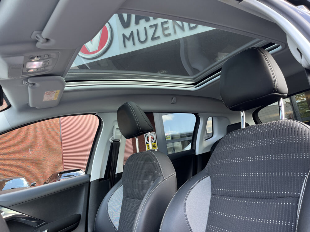 Peugeot 2008 1.2 PureTech Allure NIEUWE DIST. RIEM!! // LED // HALF LEDER // NAVI // PANORAMADAK // PARKEERSENSOREN // CRUISE // 15
