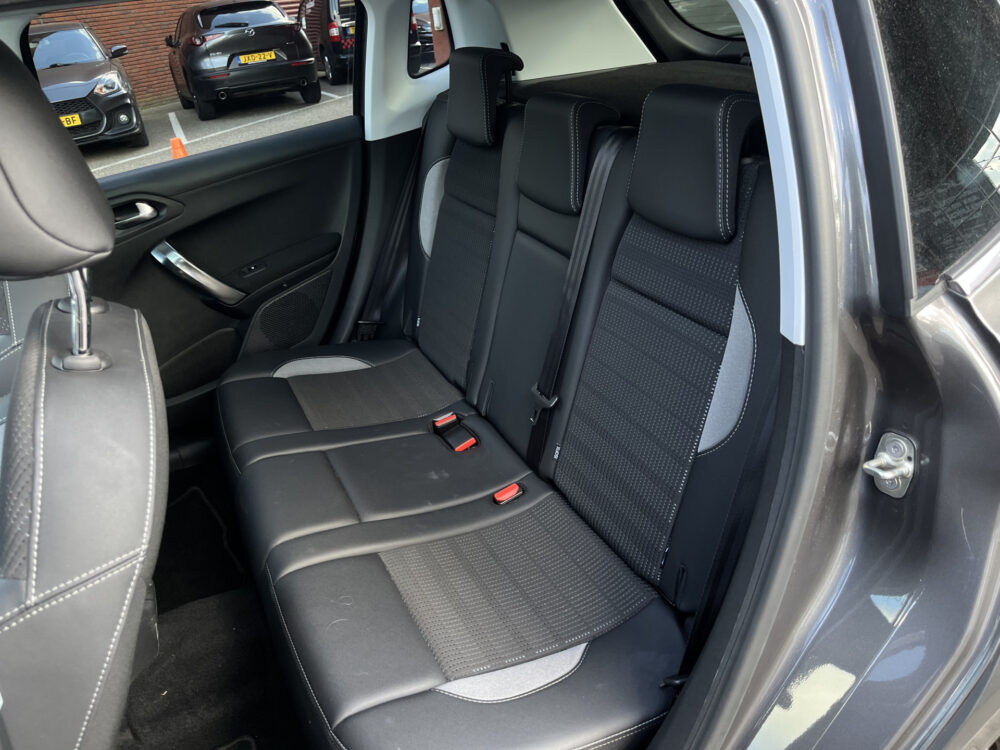 Peugeot 2008 1.2 PureTech Allure NIEUWE DIST. RIEM!! // LED // HALF LEDER // NAVI // PANORAMADAK // PARKEERSENSOREN // CRUISE // 17