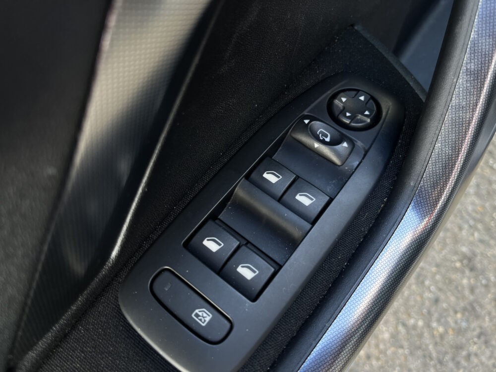 Peugeot 2008 1.2 PureTech Allure NIEUWE DIST. RIEM!! // LED // HALF LEDER // NAVI // PANORAMADAK // PARKEERSENSOREN // CRUISE // 19