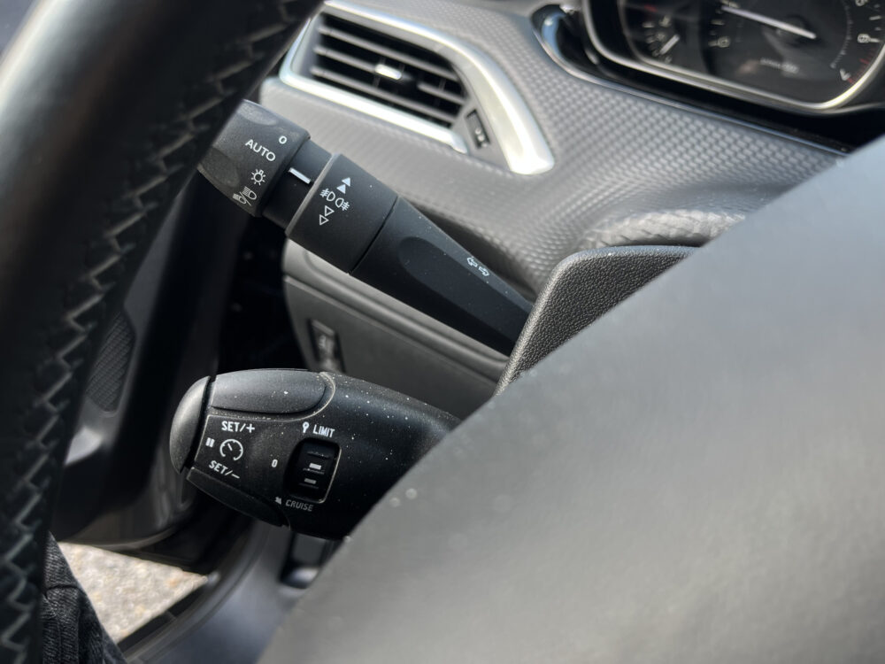 Peugeot 2008 1.2 PureTech Allure NIEUWE DIST. RIEM!! // LED // HALF LEDER // NAVI // PANORAMADAK // PARKEERSENSOREN // CRUISE // 21