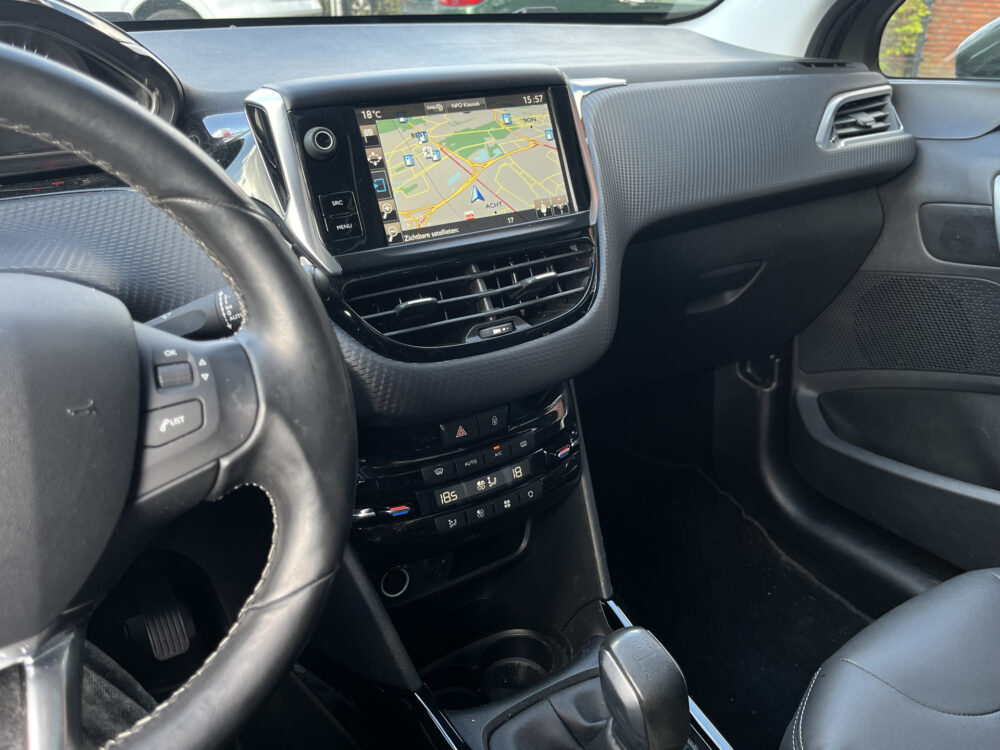 Peugeot 2008 1.2 PureTech Allure NIEUWE DIST. RIEM!! // LED // HALF LEDER // NAVI // PANORAMADAK // PARKEERSENSOREN // CRUISE // 22