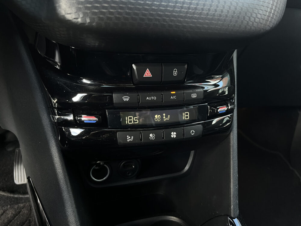 Peugeot 2008 1.2 PureTech Allure NIEUWE DIST. RIEM!! // LED // HALF LEDER // NAVI // PANORAMADAK // PARKEERSENSOREN // CRUISE // 24