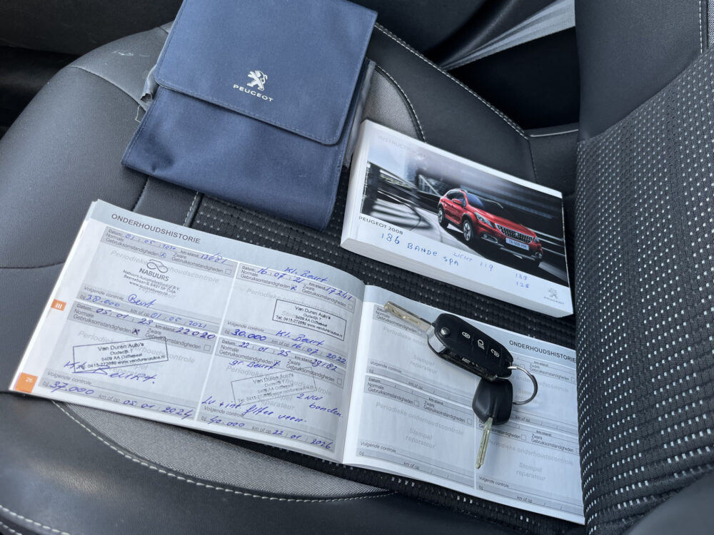 Peugeot 2008 1.2 PureTech Allure NIEUWE DIST. RIEM!! // LED // HALF LEDER // NAVI // PANORAMADAK // PARKEERSENSOREN // CRUISE // 9