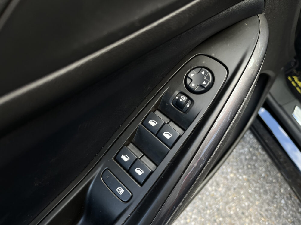Opel Grandland X 1.6 Turbo Hybrid Ultimate // LEDER+ ELEK.STOEL // DODEHOEK // ELEK. KLEP // NAVI+CARPLAY // STOELVERKOELING+VERWARMING // KEYLES 20