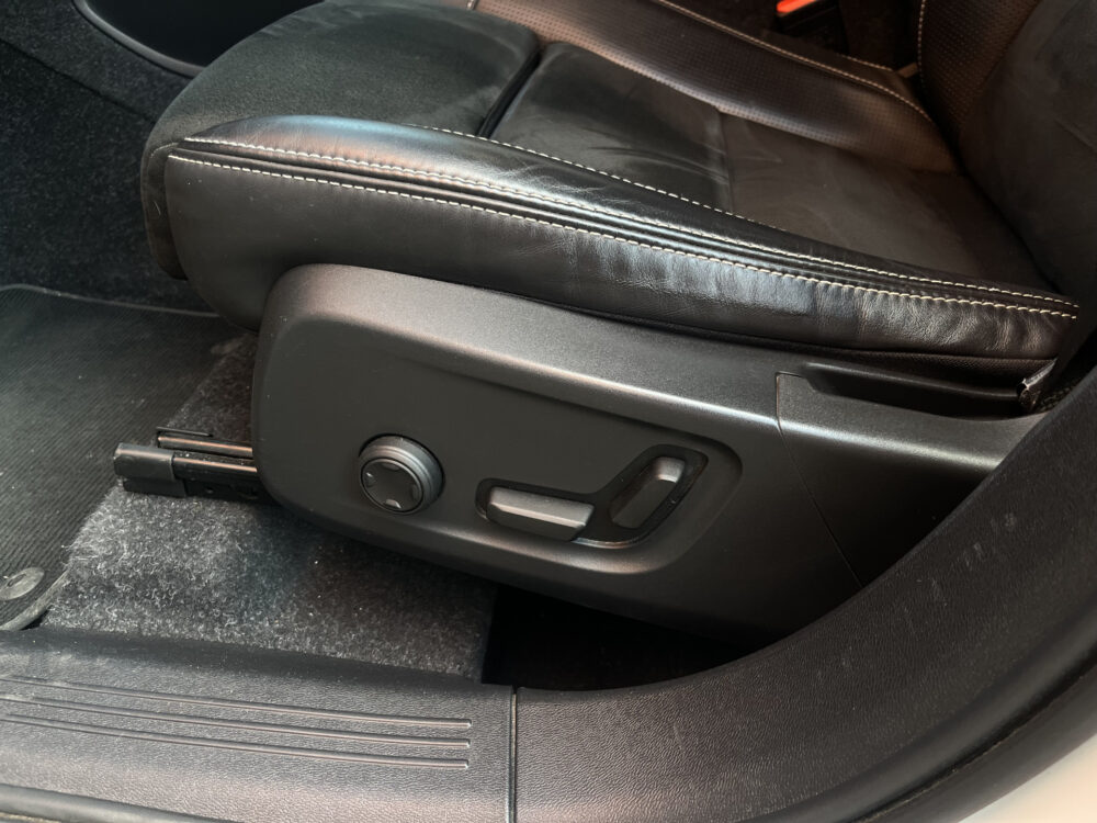 Volvo XC40 1.5 T5 Recharge R-Design // LEDER // ELEK. STOELEN+GEHEUGEN // HARMAN&KARDON // CAMERA // 19