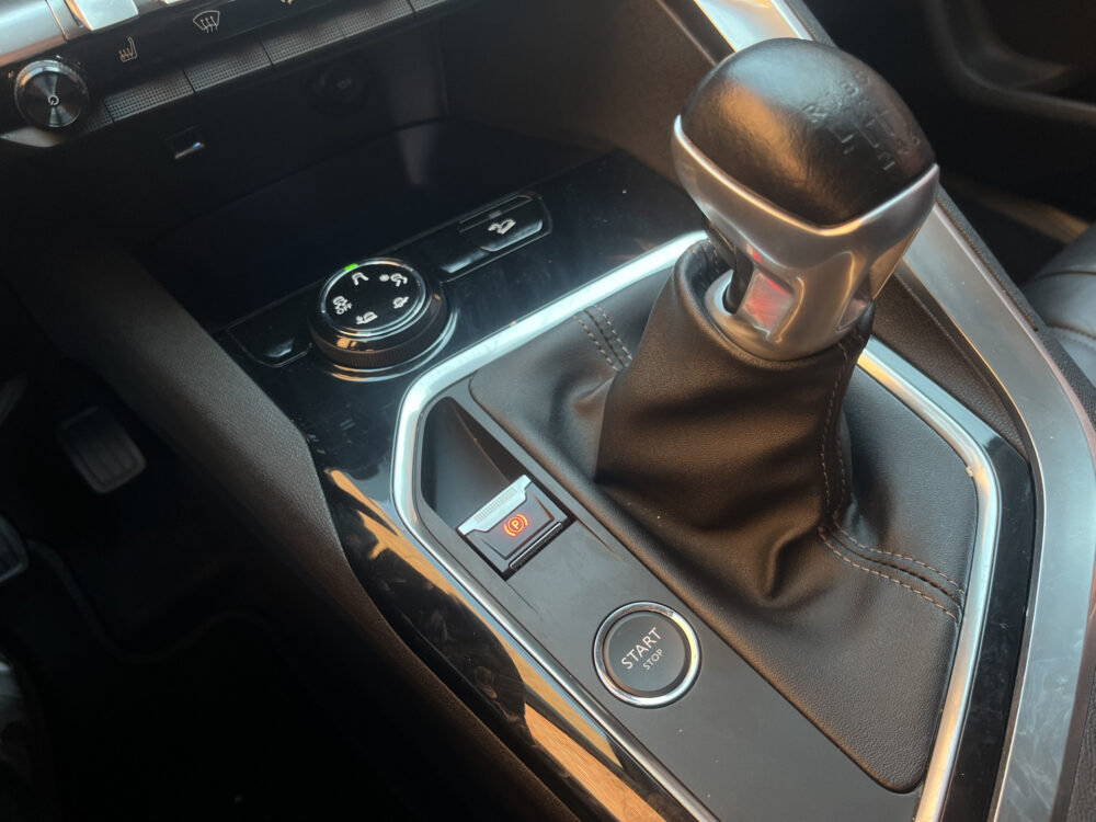 Peugeot 3008 1.2 PureTech GT Line // FUL LED // KEYLESS // ELEK. KLEP // LEDER // CAMERA // NAVI+CARPLAY // 24