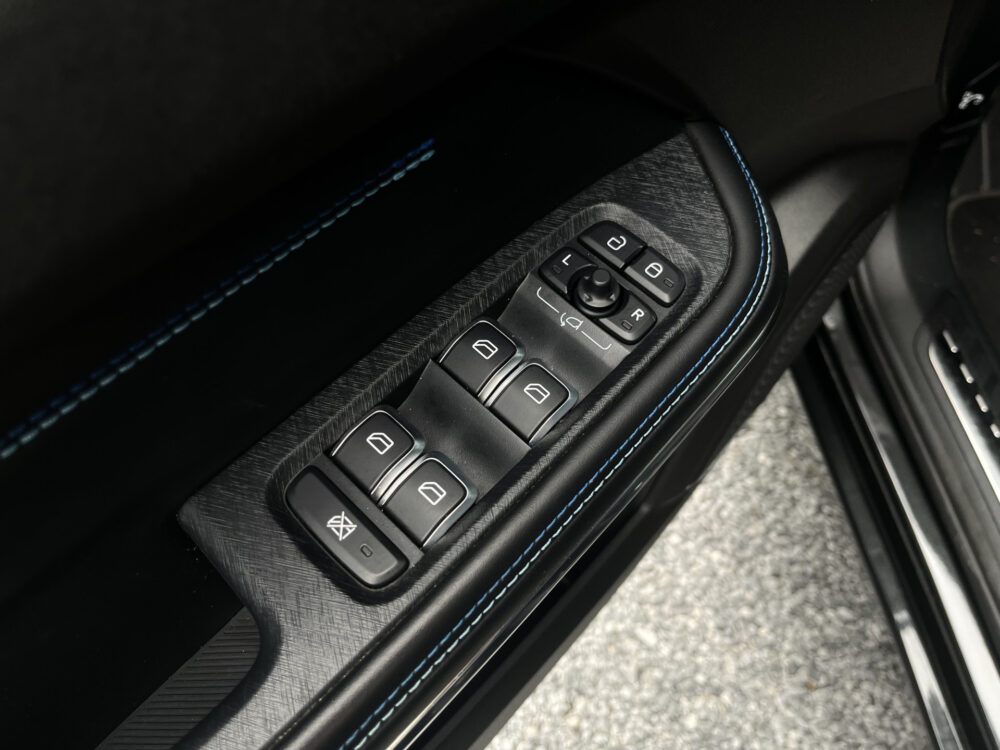 Lynk & Co 01 1.5 // INFINITY SOUND // SCHUIF-KANTELDAK // NAVI+CARPLAY // ELEK. ACHTERKLEP // ADAPTIVE CRUISE // STOELVERWARMING // 22