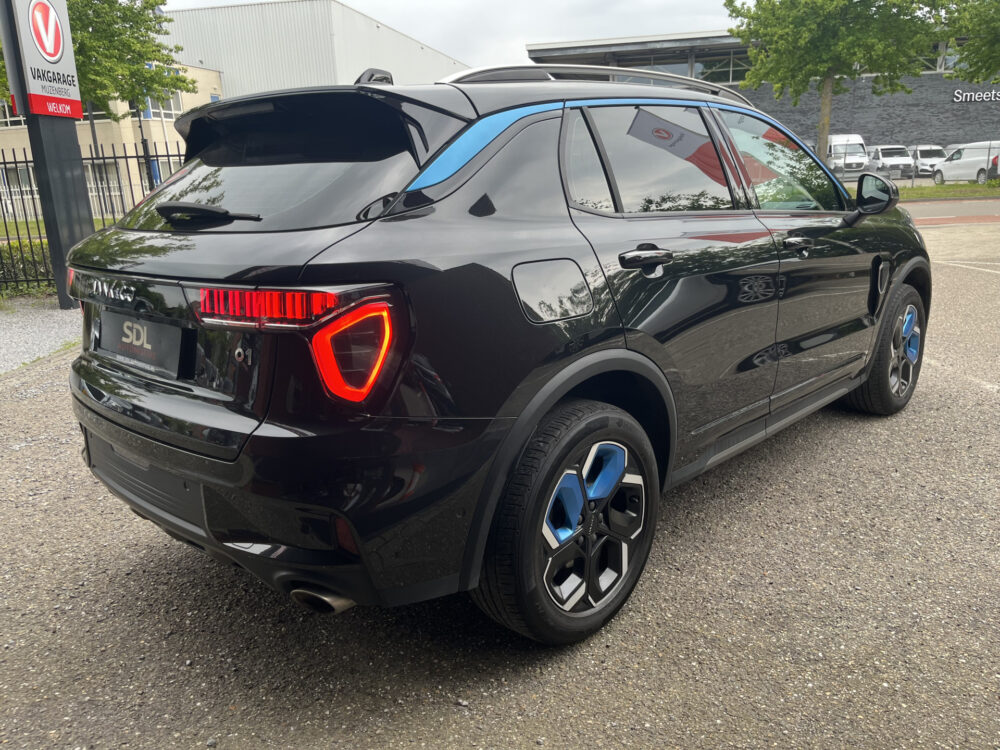 Lynk & Co 01 1.5 // INFINITY SOUND // SCHUIF-KANTELDAK // NAVI+CARPLAY // ELEK. ACHTERKLEP // ADAPTIVE CRUISE // STOELVERWARMING // 6
