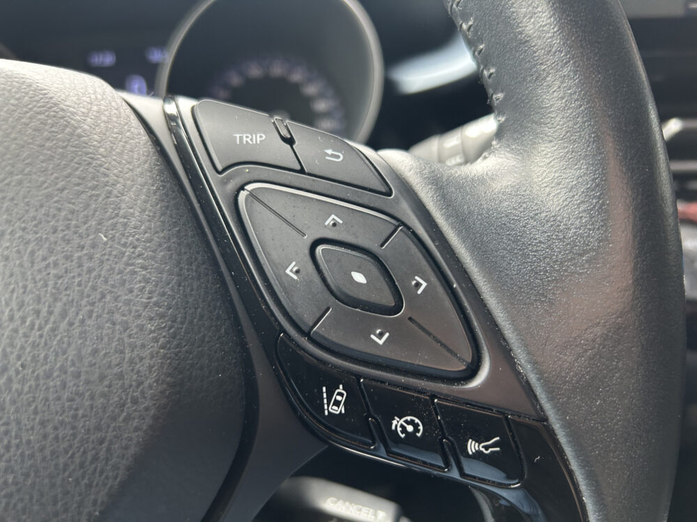 Toyota C-HR 1.8 Hybrid Dynamic 53000KM!! Dealer Auto!! // FULL LED // APPLE CARPLAY / ANDROID AUTO // ADAPTIVE CRUISE // CAMERA // PDC V+A / 10