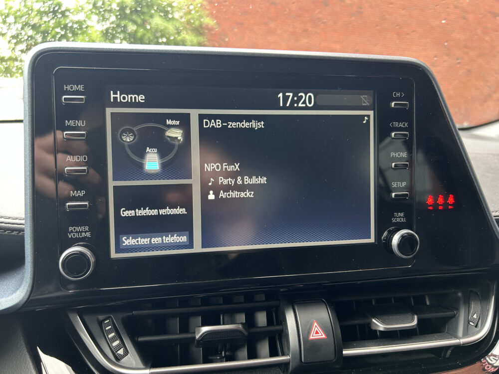 Toyota C-HR 1.8 Hybrid Dynamic 53000KM!! Dealer Auto!! // FULL LED // APPLE CARPLAY / ANDROID AUTO // ADAPTIVE CRUISE // CAMERA // PDC V+A / 15