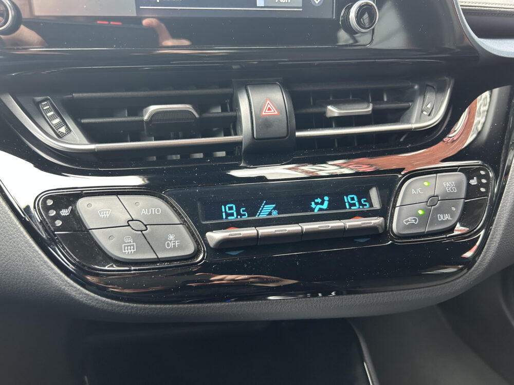 Toyota C-HR 1.8 Hybrid Dynamic 53000KM!! Dealer Auto!! // FULL LED // APPLE CARPLAY / ANDROID AUTO // ADAPTIVE CRUISE // CAMERA // PDC V+A / 18