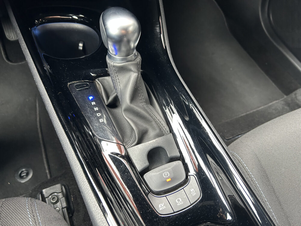 Toyota C-HR 1.8 Hybrid Dynamic 53000KM!! Dealer Auto!! // FULL LED // APPLE CARPLAY / ANDROID AUTO // ADAPTIVE CRUISE // CAMERA // PDC V+A / 19