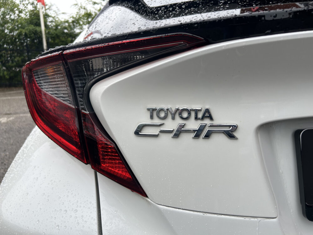 Toyota C-HR 1.8 Hybrid Dynamic 53000KM!! Dealer Auto!! // FULL LED // APPLE CARPLAY / ANDROID AUTO // ADAPTIVE CRUISE // CAMERA // PDC V+A / 29