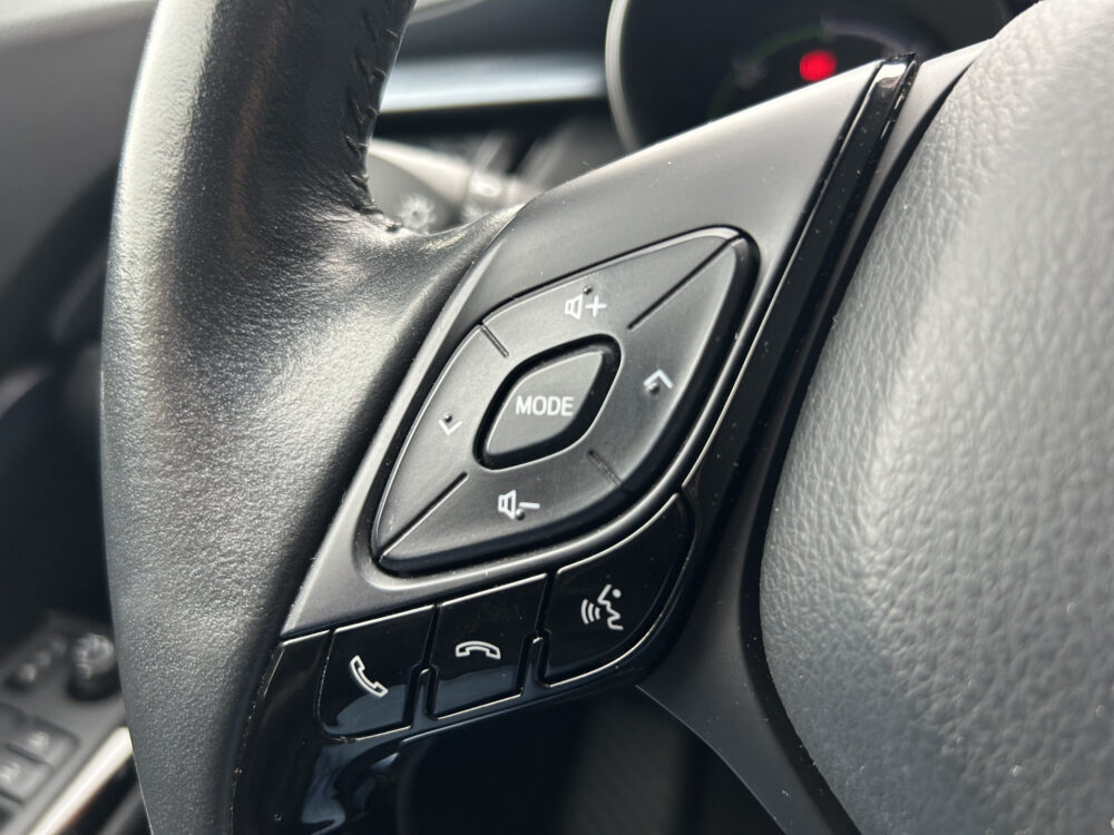 Toyota C-HR 1.8 Hybrid Dynamic 53000KM!! Dealer Auto!! // FULL LED // APPLE CARPLAY / ANDROID AUTO // ADAPTIVE CRUISE // CAMERA // PDC V+A / 9
