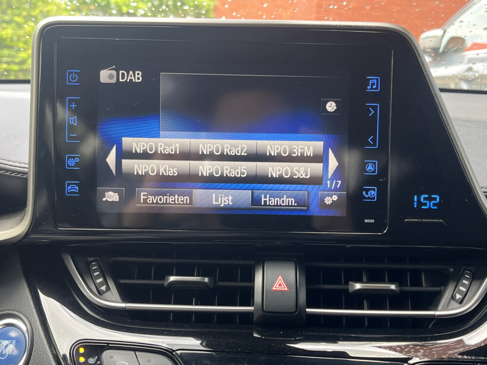 Toyota C-HR 1.8 Hybrid Executive // LED KOPLAMPEN // NAVI // CAMERA // ADAPTIVE CRUISE // STOELVERWARMING // CLIMA // 20