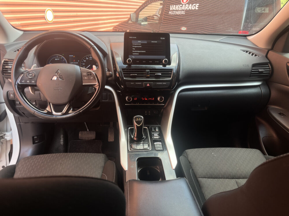 Mitsubishi Eclipse Cross 2.4 PHEV Intense // LED // CAMERA // KEYLESS // CARPLAY // CLIMA // STOELVERWARMING // 17