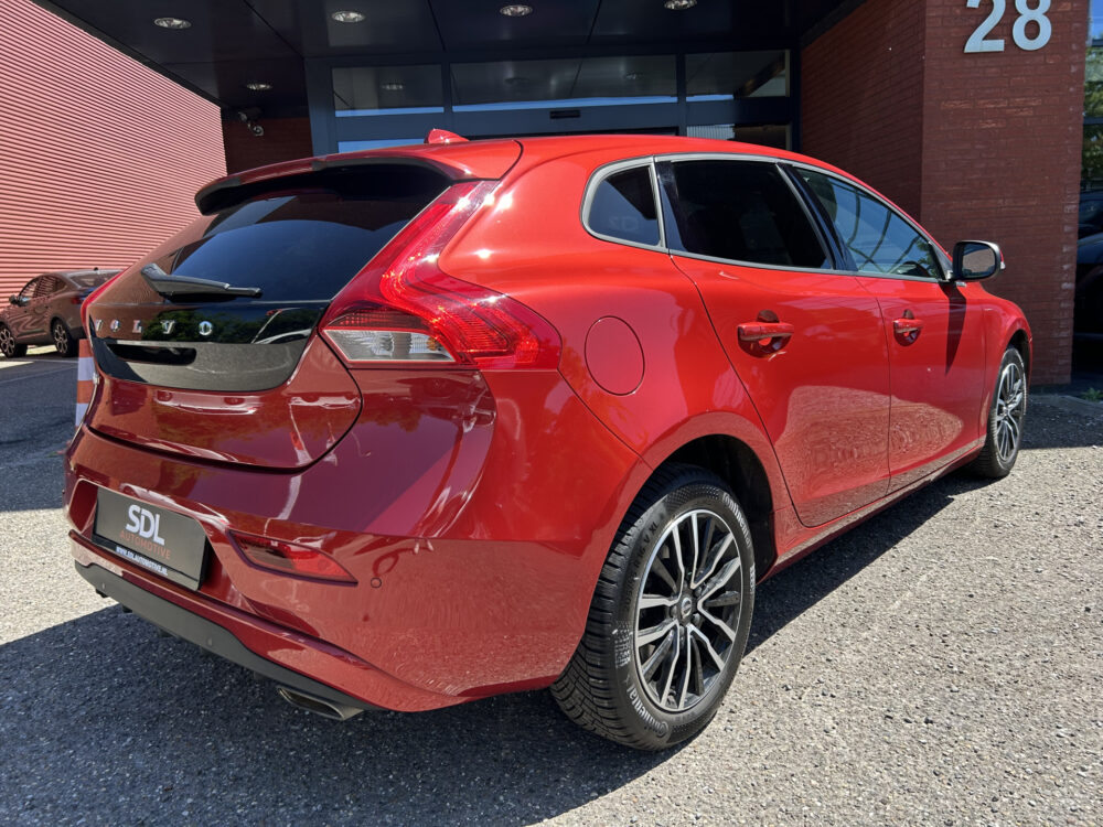 Volvo V40 1.5 T2 Polar+ // MEMORY SEAT // DODEHOEKDETECTIE // LEDER // FULL LED // NAVI // CAMERA // STOELVERWARMING // PDC V+A 2