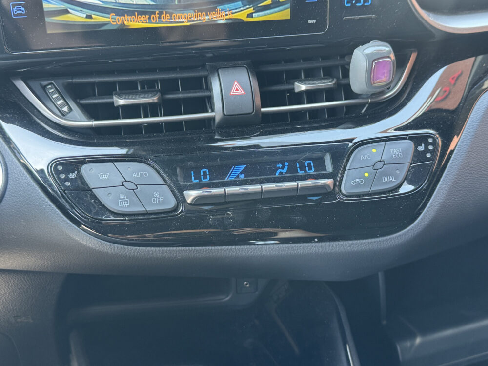 Toyota C-HR 1.8 Hybrid Style // NAVI // CAMERA // ADAPTIVE CRUISE // STOELVERWARMING // CLIMA // TREKHAAK // 19