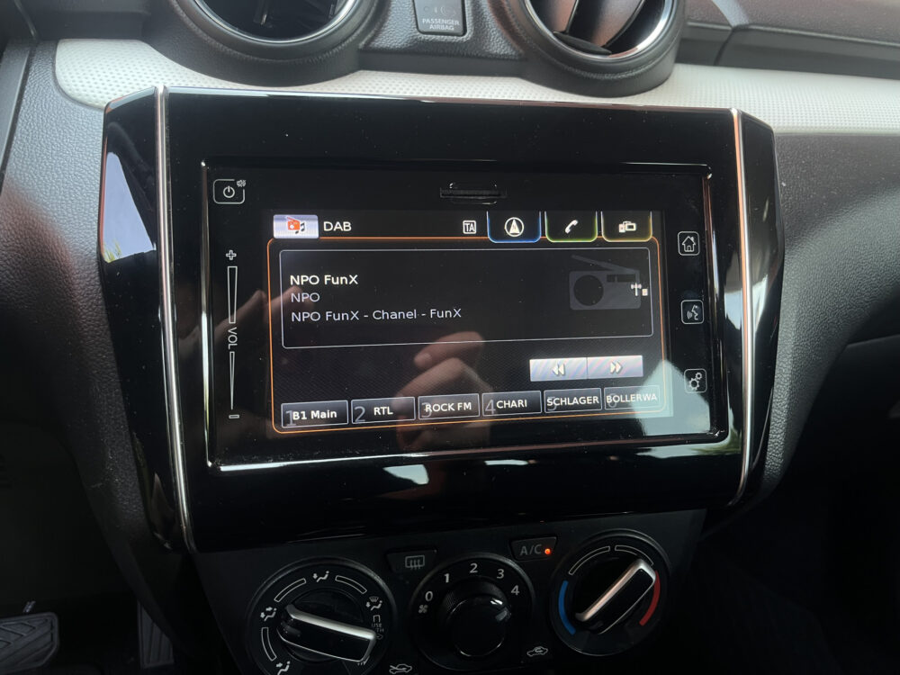 Suzuki Swift 1.2 Style Smart Hybrid // ADAPT. CRUISE // LED // DODEHOEK // STOELVERWARMING // CAMERA+SENSOREN // APPLE-ANCROID AUTO // 25