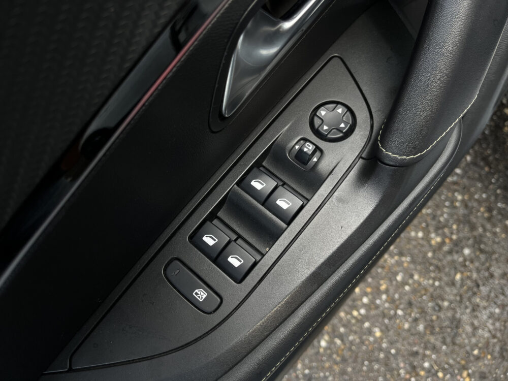 Peugeot 2008 1.2 PureTech GT Pack D.RIEM VERVANGEN // LEDER-ALCANTARA // DODEHOEK // ADAPT. CRUISE // CAMERA+SENSOREN // STOELVERWARMING // N 19