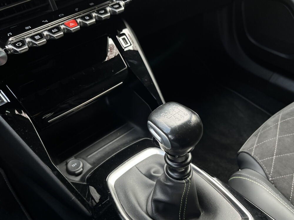 Peugeot 2008 1.2 PureTech GT Pack D.RIEM VERVANGEN // LEDER-ALCANTARA // DODEHOEK // ADAPT. CRUISE // CAMERA+SENSOREN // STOELVERWARMING // N 24