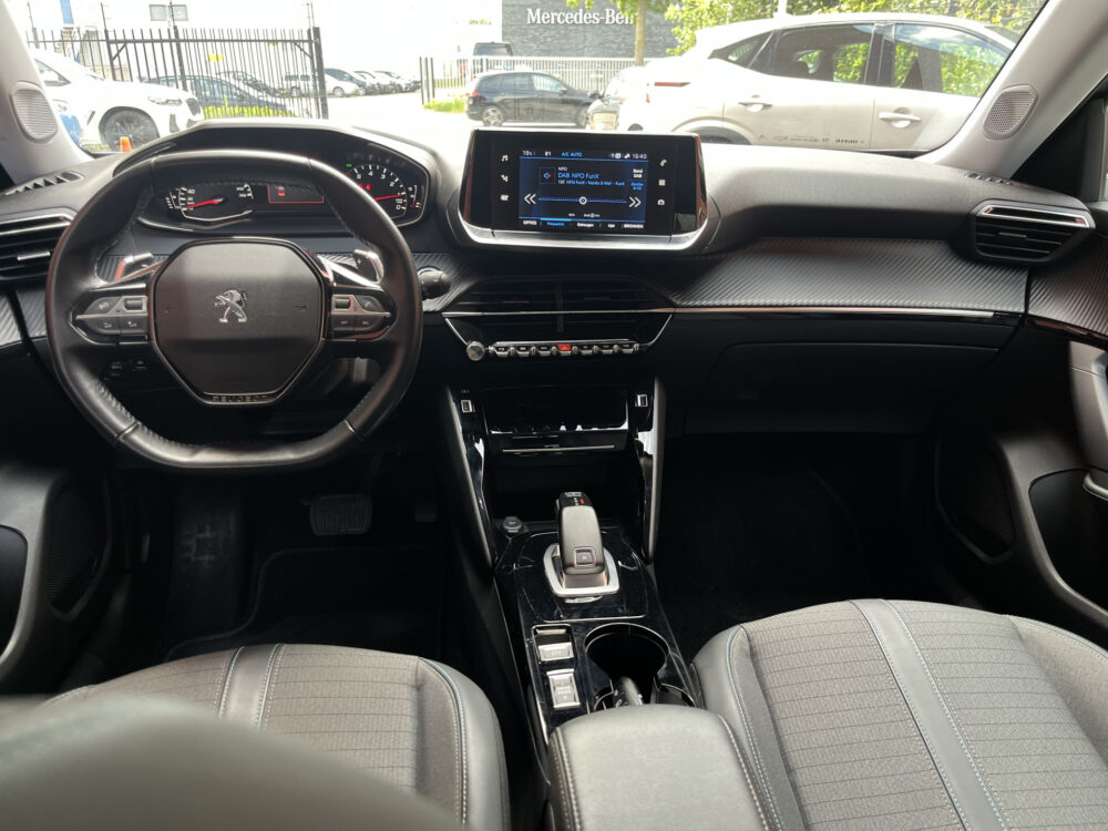 Peugeot 2008 1.2 PureTech Allure // LED // KEYLESS // CAMERA+SENSOREN // CRUISE // NAVI+CARPLAY // CLIMA // 17