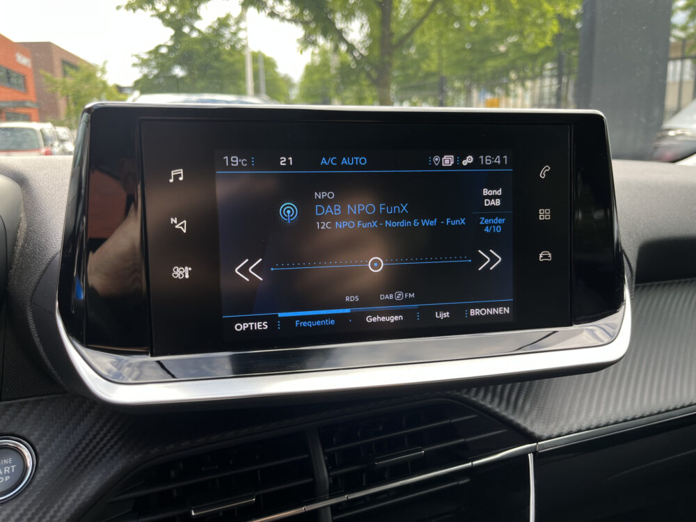 Peugeot 2008 1.2 PureTech Allure // LED // KEYLESS // CAMERA+SENSOREN // CRUISE // NAVI+CARPLAY // CLIMA // 26