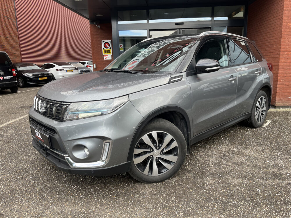 Suzuki Vitara 1.5 Hybrid Style AllGrip // SCHUIF-KANTELDAK // LEDER-ALCANTARA // AFN. TREKHAAK // ADAPT. CRUISE // KEYLESS // CAMERA // 1