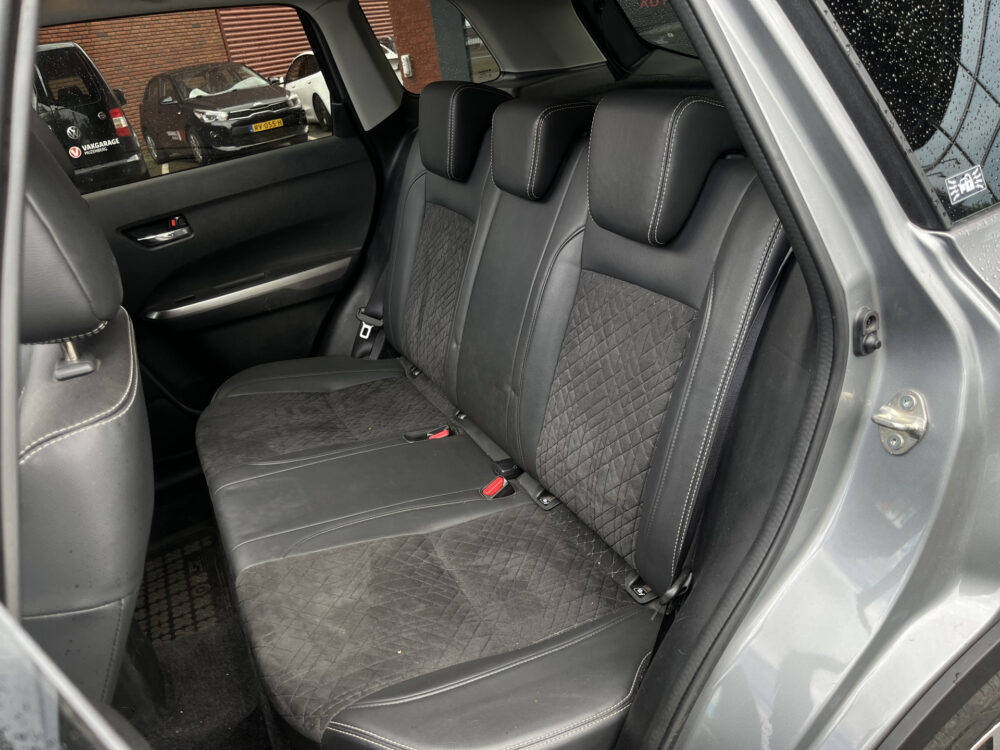 Suzuki Vitara 1.5 Hybrid Style AllGrip // SCHUIF-KANTELDAK // LEDER-ALCANTARA // AFN. TREKHAAK // ADAPT. CRUISE // KEYLESS // CAMERA // 19
