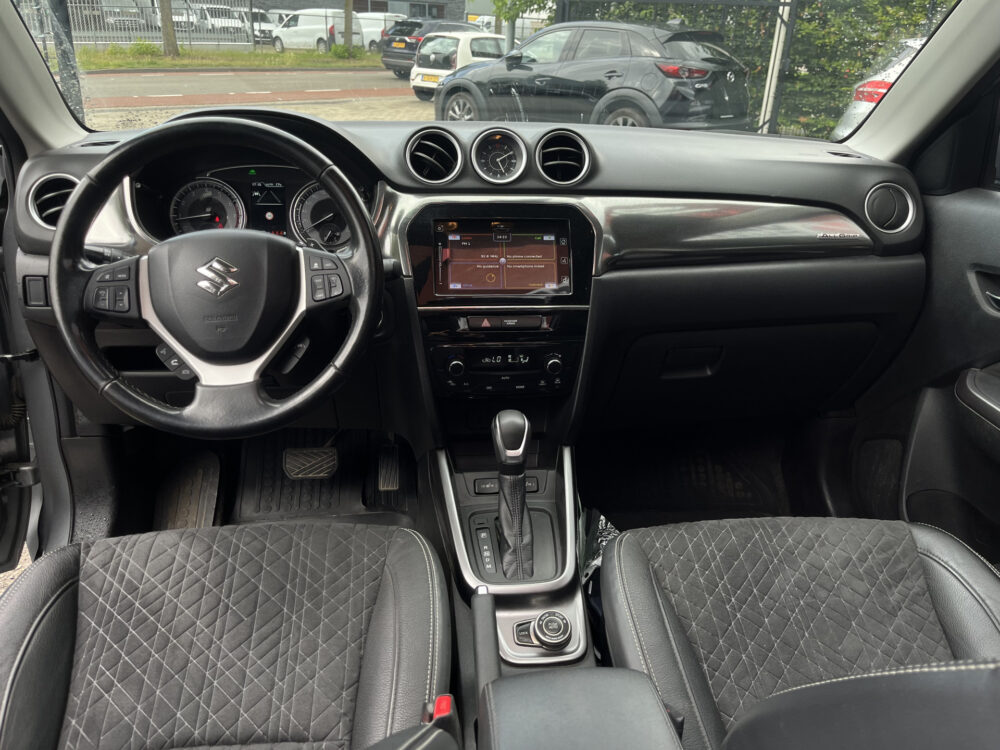 Suzuki Vitara 1.5 Hybrid Style AllGrip // SCHUIF-KANTELDAK // LEDER-ALCANTARA // AFN. TREKHAAK // ADAPT. CRUISE // KEYLESS // CAMERA // 20