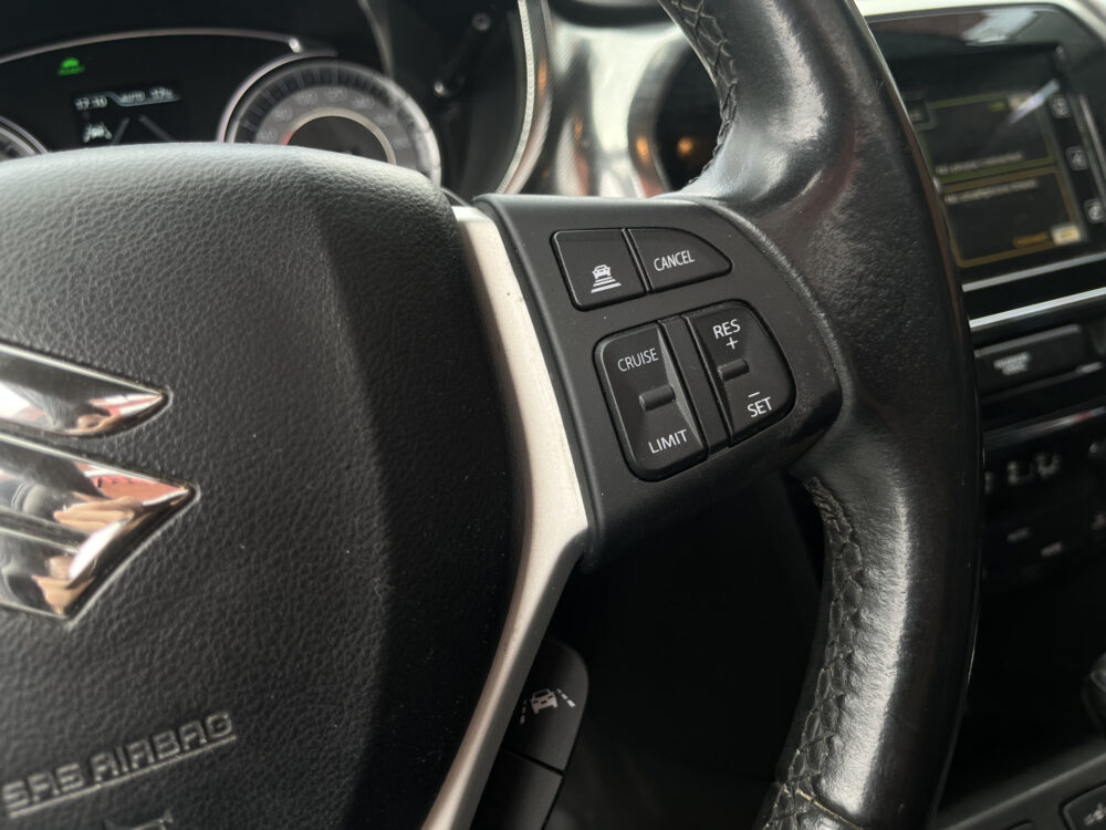 Suzuki Vitara 1.5 Hybrid Style AllGrip // SCHUIF-KANTELDAK // LEDER-ALCANTARA // AFN. TREKHAAK // ADAPT. CRUISE // KEYLESS // CAMERA // 24