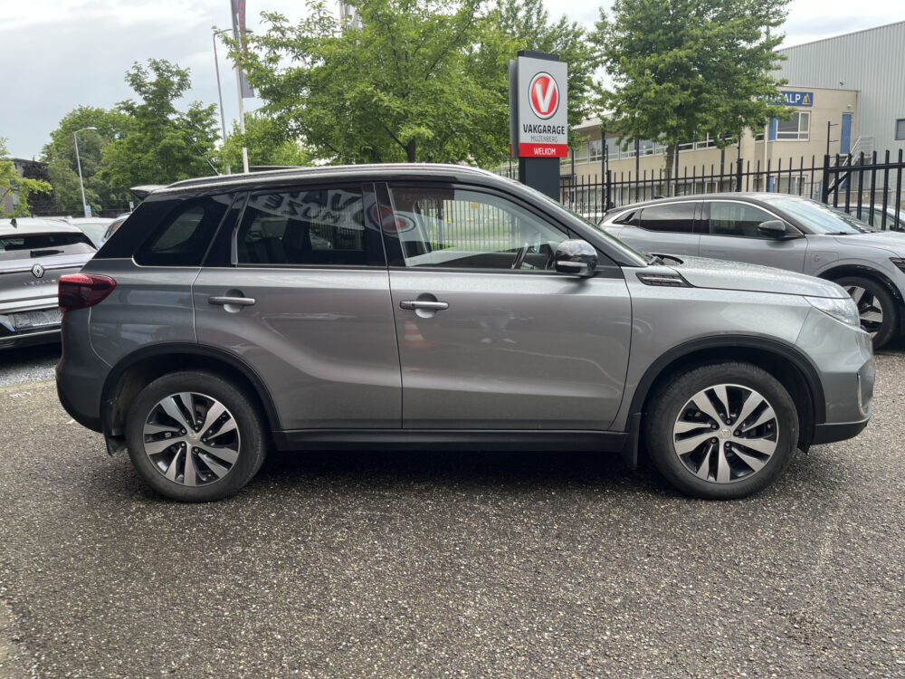 Suzuki Vitara 1.5 Hybrid Style AllGrip // SCHUIF-KANTELDAK // LEDER-ALCANTARA // AFN. TREKHAAK // ADAPT. CRUISE // KEYLESS // CAMERA // 7