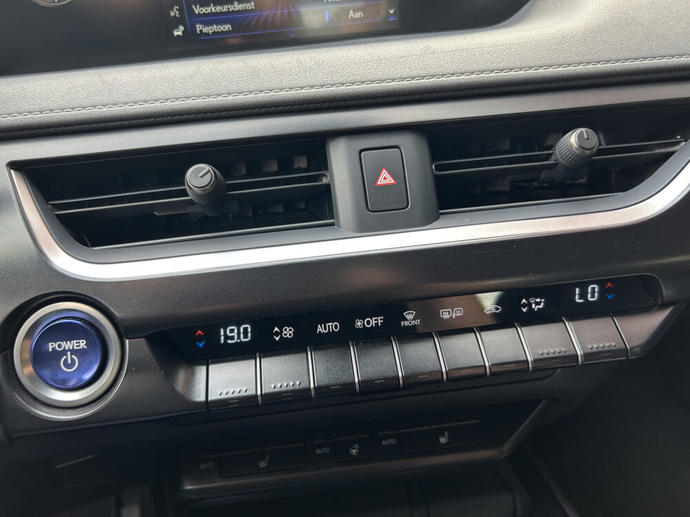 Lexus UX 250h Luxury Line DEALER ONDERHOUDEN!! // FULL LED // ADAPTIVE CRUISE // KEYLESS // NAVI // CAMERA // STOEL + STUURWIELVERWARMING 19