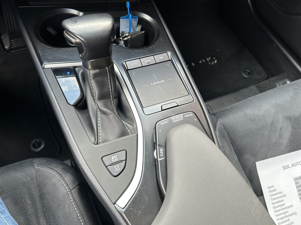 Lexus UX 250h Luxury Line DEALER ONDERHOUDEN!! // FULL LED // ADAPTIVE CRUISE // KEYLESS // NAVI // CAMERA // STOEL + STUURWIELVERWARMING 21