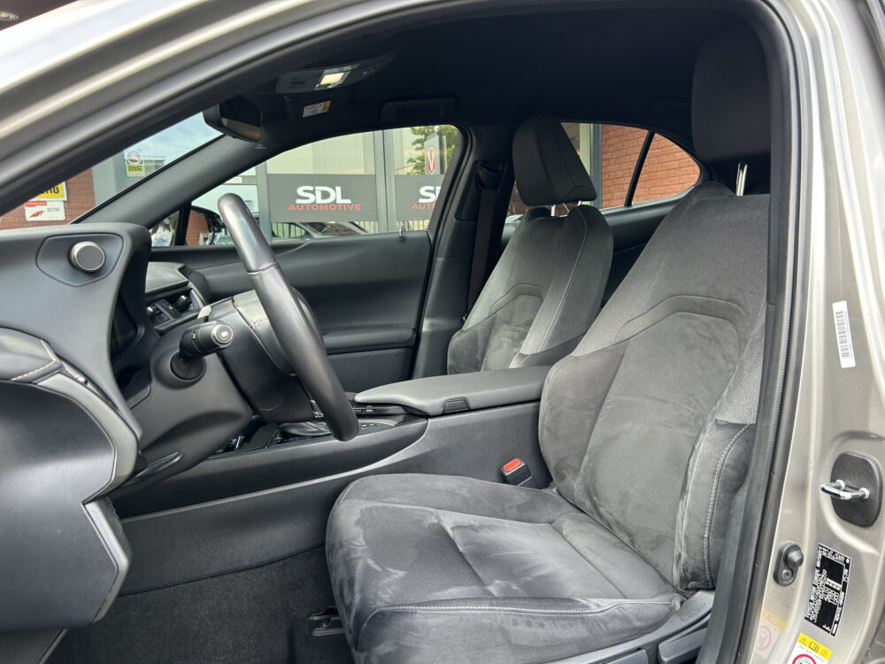 Lexus UX 250h Luxury Line DEALER ONDERHOUDEN!! // FULL LED // ADAPTIVE CRUISE // KEYLESS // NAVI // CAMERA // STOEL + STUURWIELVERWARMING 8