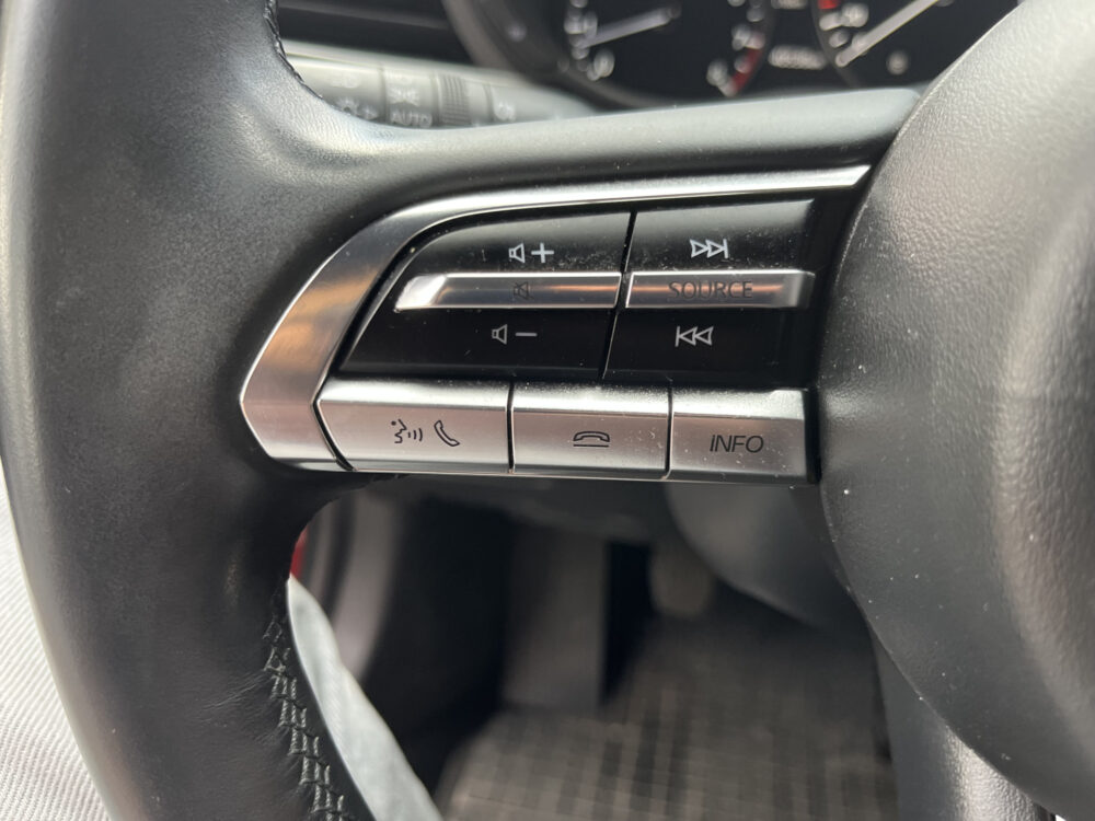 Mazda 3 2.0 SkyActiv-G 120 TS+ // NAVI // PDC // ADAPTIVE CRUISE // BLIND SPOT MONITOR // 12