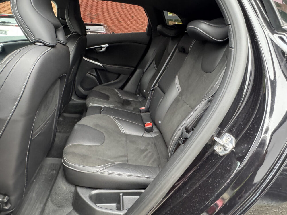 Volvo V40 1.5 T2 R-Design // NAVI // CRUISE // LED // PDC // TREKHAAK // STOELVERWARMING // 11