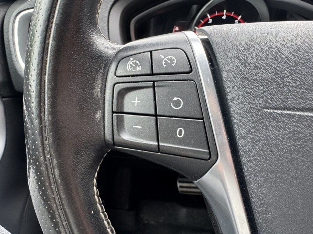 Volvo V40 1.5 T2 R-Design // NAVI // CRUISE // LED // PDC // TREKHAAK // STOELVERWARMING // 13