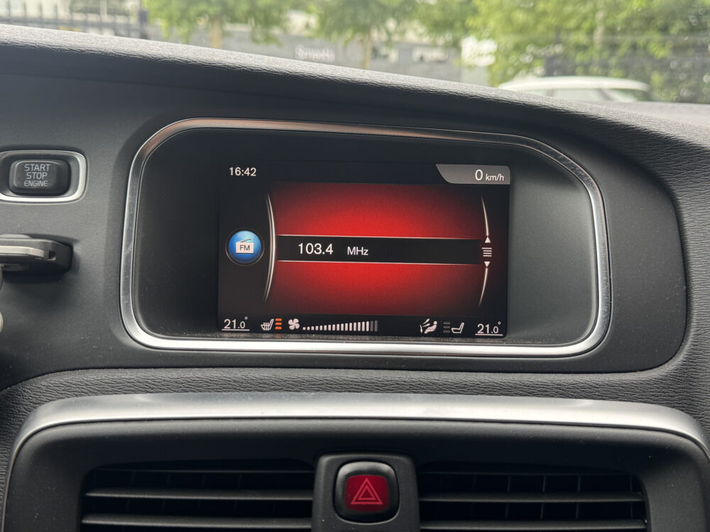 Volvo V40 1.5 T2 R-Design // NAVI // CRUISE // LED // PDC // TREKHAAK // STOELVERWARMING // 18