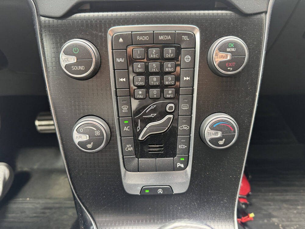 Volvo V40 1.5 T2 R-Design // NAVI // CRUISE // LED // PDC // TREKHAAK // STOELVERWARMING // 20