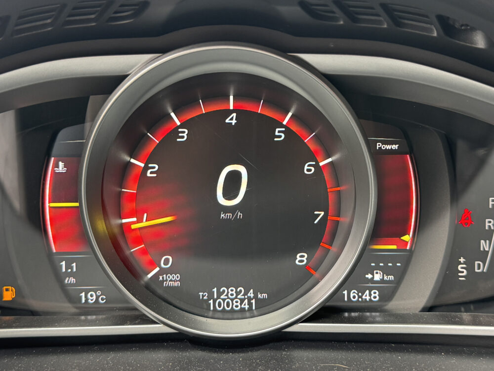 Volvo V40 1.5 T2 R-Design // NAVI // CRUISE // LED // PDC // TREKHAAK // STOELVERWARMING // 21