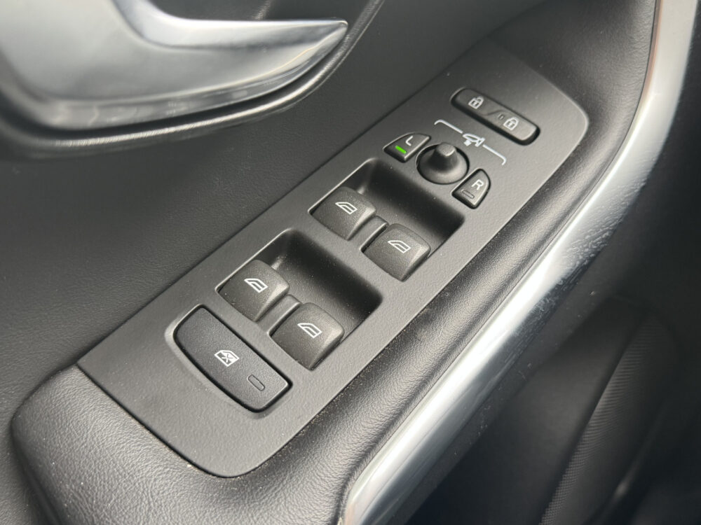 Volvo V40 1.5 T2 R-Design // NAVI // CRUISE // LED // PDC // TREKHAAK // STOELVERWARMING // 23