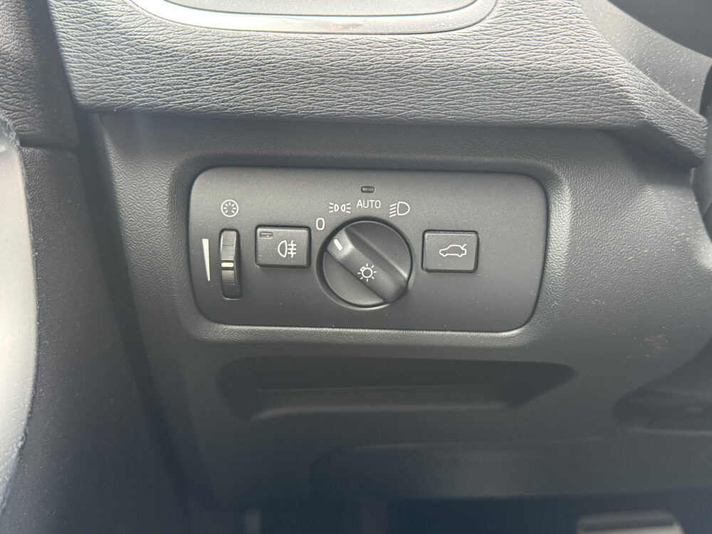 Volvo V40 1.5 T2 R-Design // NAVI // CRUISE // LED // PDC // TREKHAAK // STOELVERWARMING // 24