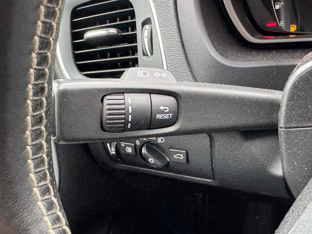 Volvo V40 1.5 T2 R-Design // NAVI // CRUISE // LED // PDC // TREKHAAK // STOELVERWARMING // 25
