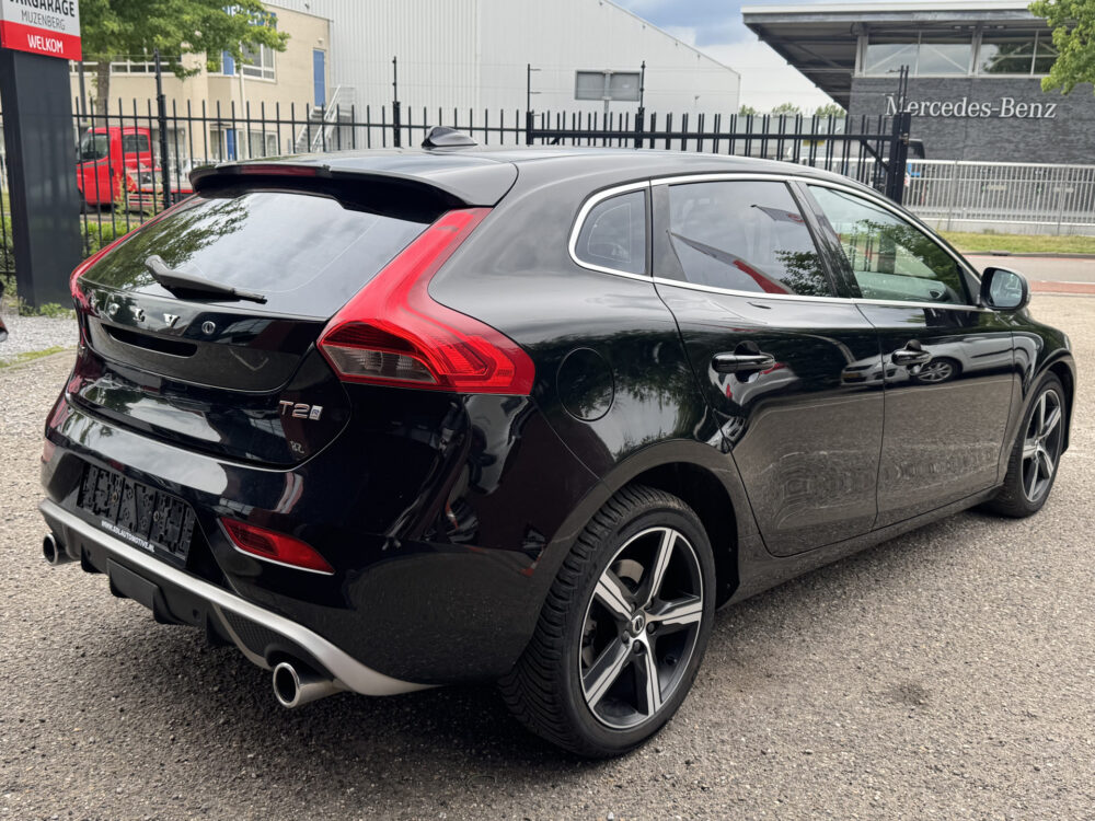 Volvo V40 1.5 T2 R-Design // NAVI // CRUISE // LED // PDC // TREKHAAK // STOELVERWARMING // 3