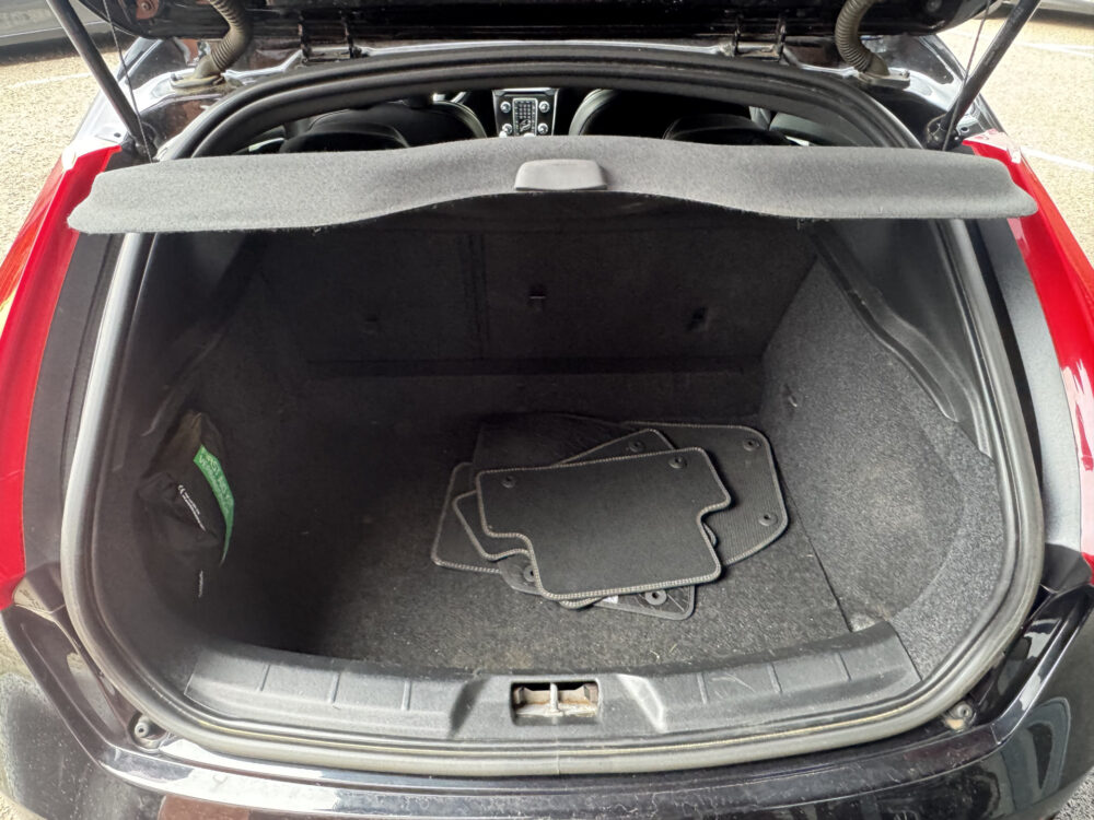 Volvo V40 1.5 T2 R-Design // NAVI // CRUISE // LED // PDC // TREKHAAK // STOELVERWARMING // 31
