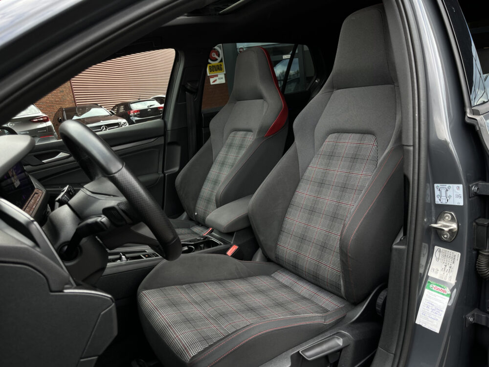 Volkswagen Golf 2.0 TSI GTI // ADAPT. CRUISE // SCHUIF-KANTELDAK // DODEHOEK // VIRTUAL COCKPIT // CAMERA+SENSOREN // NAVI+CARPLAY // 19